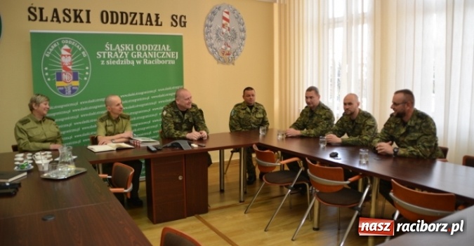 Zdjęcie w galerii na portalu naszraciborz.pl: Komendant ŚlOSG spotkał się z uczestnikami misji zagranicznej w Macedonii  wiadomości z regionu