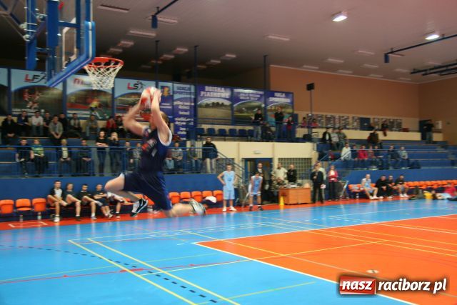 Zdjęcie w galerii na portalu naszraciborz.pl: Raciborscy koszykarze pokonali Rybnik wiadomości z regionu