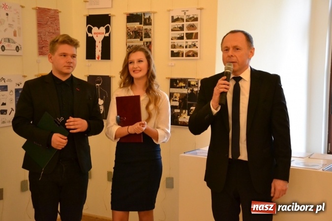 Zdjęcie w galerii na portalu naszraciborz.pl: Suszenie głowy - wernisaż wystawy prac uczni&oacute;w z CKZiU nr 1 w Raciborzu na Zamku Piastowskim wiadomości z regionu