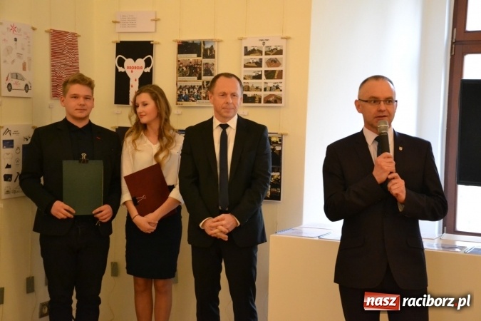 Zdjęcie w galerii na portalu naszraciborz.pl: Suszenie głowy - wernisaż wystawy prac uczni&oacute;w z CKZiU nr 1 w Raciborzu na Zamku Piastowskim wiadomości z regionu