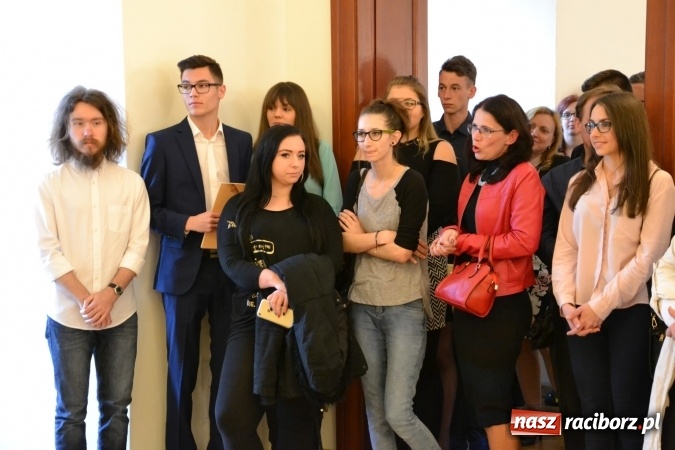 Zdjęcie w galerii na portalu naszraciborz.pl: Suszenie głowy - wernisaż wystawy prac uczni&oacute;w z CKZiU nr 1 w Raciborzu na Zamku Piastowskim wiadomości z regionu