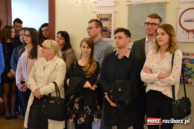 Zdjęcie w galerii na portalu naszraciborz.pl: Suszenie głowy - wernisaż wystawy prac uczni&oacute;w z CKZiU nr 1 w Raciborzu na Zamku Piastowskim wiadomości z regionu