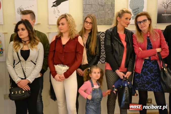 Zdjęcie w galerii na portalu naszraciborz.pl: Suszenie głowy - wernisaż wystawy prac uczni&oacute;w z CKZiU nr 1 w Raciborzu na Zamku Piastowskim wiadomości z regionu
