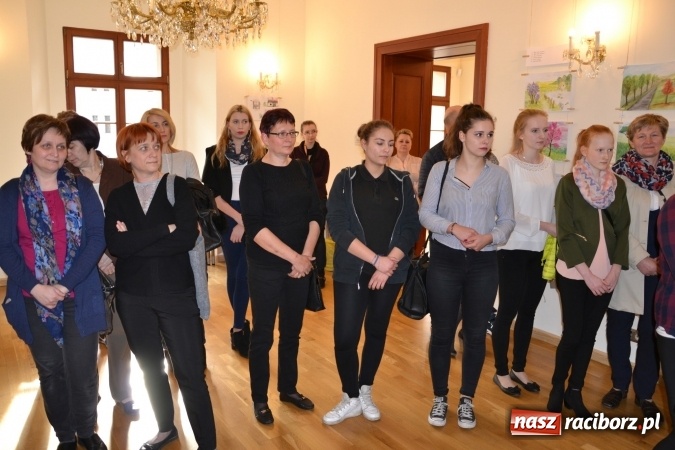 Zdjęcie w galerii na portalu naszraciborz.pl: Suszenie głowy - wernisaż wystawy prac uczni&oacute;w z CKZiU nr 1 w Raciborzu na Zamku Piastowskim wiadomości z regionu