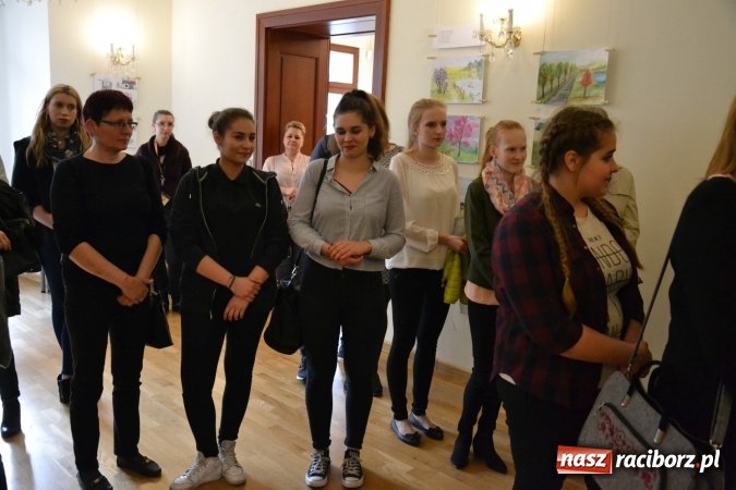 Zdjęcie w galerii na portalu naszraciborz.pl: Suszenie głowy - wernisaż wystawy prac uczni&oacute;w z CKZiU nr 1 w Raciborzu na Zamku Piastowskim wiadomości z regionu
