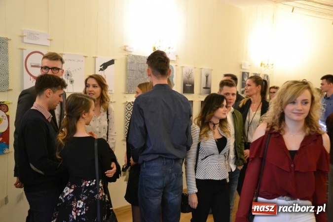 Zdjęcie w galerii na portalu naszraciborz.pl: Suszenie głowy - wernisaż wystawy prac uczni&oacute;w z CKZiU nr 1 w Raciborzu na Zamku Piastowskim wiadomości z regionu