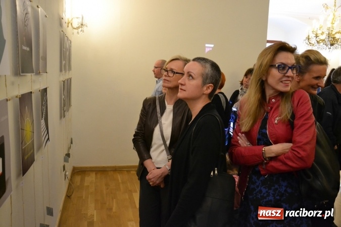 Zdjęcie w galerii na portalu naszraciborz.pl: Suszenie głowy - wernisaż wystawy prac uczni&oacute;w z CKZiU nr 1 w Raciborzu na Zamku Piastowskim wiadomości z regionu