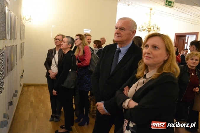 Zdjęcie w galerii na portalu naszraciborz.pl: Suszenie głowy - wernisaż wystawy prac uczni&oacute;w z CKZiU nr 1 w Raciborzu na Zamku Piastowskim wiadomości z regionu
