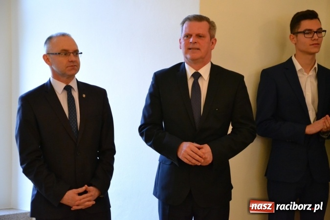 Zdjęcie w galerii na portalu naszraciborz.pl: Suszenie głowy - wernisaż wystawy prac uczni&oacute;w z CKZiU nr 1 w Raciborzu na Zamku Piastowskim wiadomości z regionu