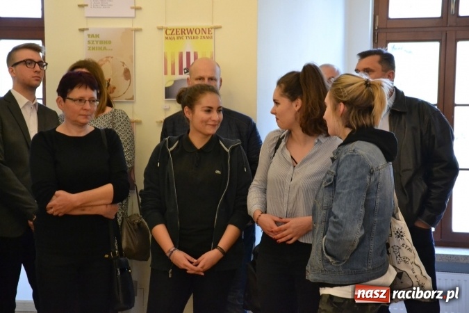 Zdjęcie w galerii na portalu naszraciborz.pl: Suszenie głowy - wernisaż wystawy prac uczni&oacute;w z CKZiU nr 1 w Raciborzu na Zamku Piastowskim wiadomości z regionu