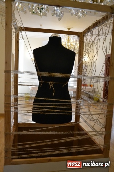 Zdjęcie w galerii na portalu naszraciborz.pl: Suszenie głowy - wernisaż wystawy prac uczni&oacute;w z CKZiU nr 1 w Raciborzu na Zamku Piastowskim wiadomości z regionu