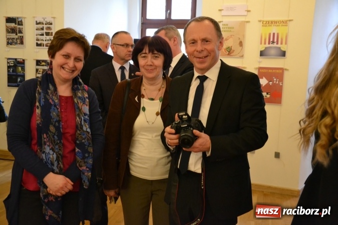 Zdjęcie w galerii na portalu naszraciborz.pl: Suszenie głowy - wernisaż wystawy prac uczni&oacute;w z CKZiU nr 1 w Raciborzu na Zamku Piastowskim wiadomości z regionu
