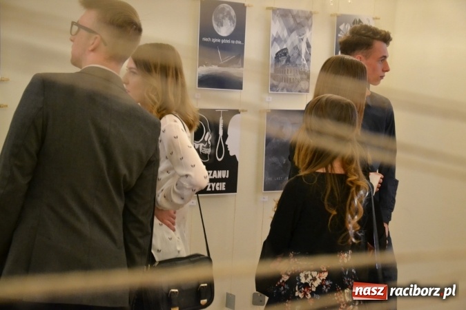 Zdjęcie w galerii na portalu naszraciborz.pl: Suszenie głowy - wernisaż wystawy prac uczni&oacute;w z CKZiU nr 1 w Raciborzu na Zamku Piastowskim wiadomości z regionu