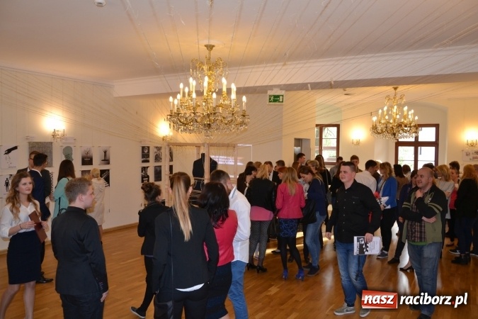 Zdjęcie w galerii na portalu naszraciborz.pl: Suszenie głowy - wernisaż wystawy prac uczni&oacute;w z CKZiU nr 1 w Raciborzu na Zamku Piastowskim wiadomości z regionu