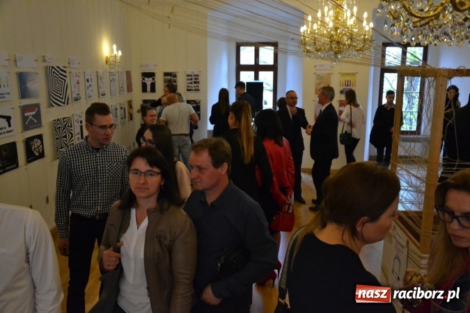 Zdjęcie w galerii na portalu naszraciborz.pl: Suszenie głowy - wernisaż wystawy prac uczni&oacute;w z CKZiU nr 1 w Raciborzu na Zamku Piastowskim wiadomości z regionu
