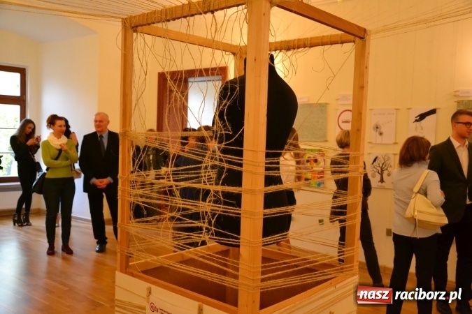 Zdjęcie w galerii na portalu naszraciborz.pl: Suszenie głowy - wernisaż wystawy prac uczni&oacute;w z CKZiU nr 1 w Raciborzu na Zamku Piastowskim wiadomości z regionu