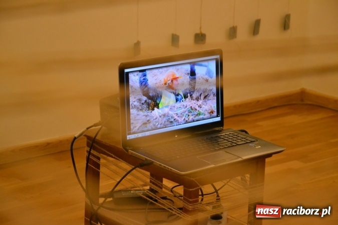 Zdjęcie w galerii na portalu naszraciborz.pl: Suszenie głowy - wernisaż wystawy prac uczni&oacute;w z CKZiU nr 1 w Raciborzu na Zamku Piastowskim wiadomości z regionu