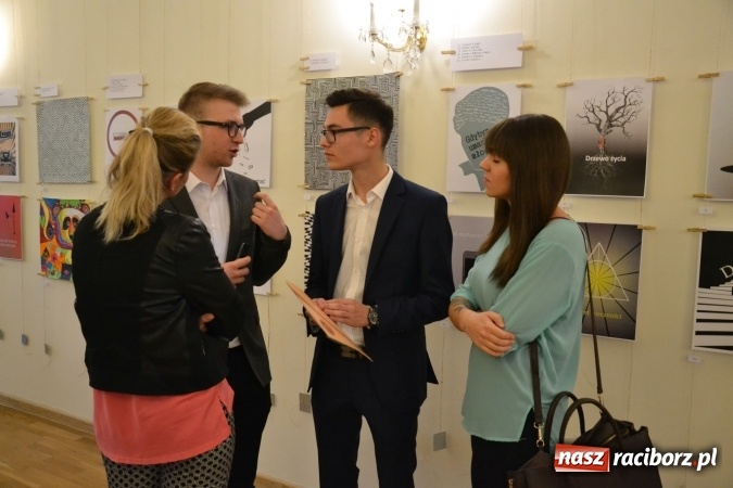 Zdjęcie w galerii na portalu naszraciborz.pl: Suszenie głowy - wernisaż wystawy prac uczni&oacute;w z CKZiU nr 1 w Raciborzu na Zamku Piastowskim wiadomości z regionu