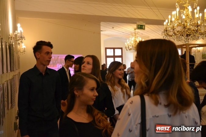 Zdjęcie w galerii na portalu naszraciborz.pl: Suszenie głowy - wernisaż wystawy prac uczni&oacute;w z CKZiU nr 1 w Raciborzu na Zamku Piastowskim wiadomości z regionu