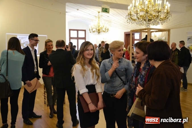Zdjęcie w galerii na portalu naszraciborz.pl: Suszenie głowy - wernisaż wystawy prac uczni&oacute;w z CKZiU nr 1 w Raciborzu na Zamku Piastowskim wiadomości z regionu