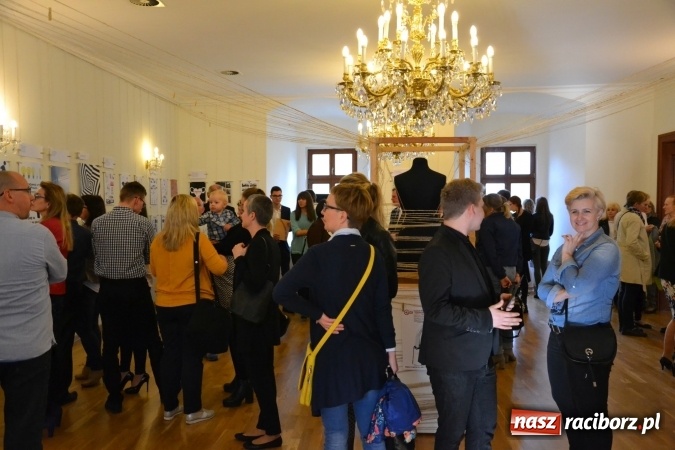 Zdjęcie w galerii na portalu naszraciborz.pl: Suszenie głowy - wernisaż wystawy prac uczni&oacute;w z CKZiU nr 1 w Raciborzu na Zamku Piastowskim wiadomości z regionu
