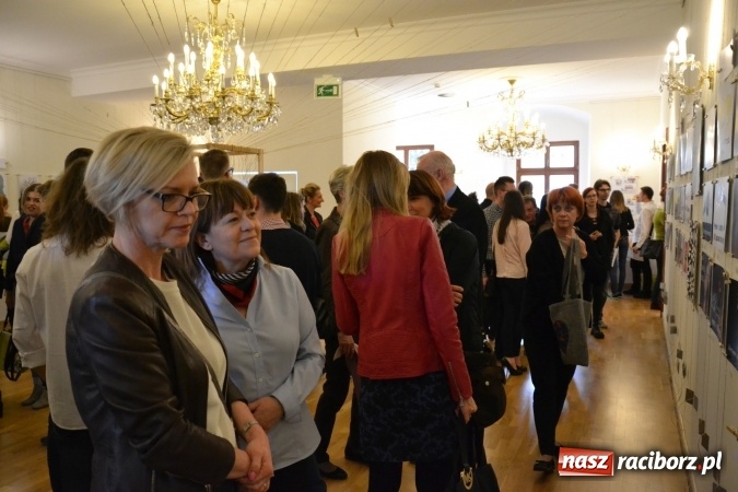 Zdjęcie w galerii na portalu naszraciborz.pl: Suszenie głowy - wernisaż wystawy prac uczni&oacute;w z CKZiU nr 1 w Raciborzu na Zamku Piastowskim wiadomości z regionu