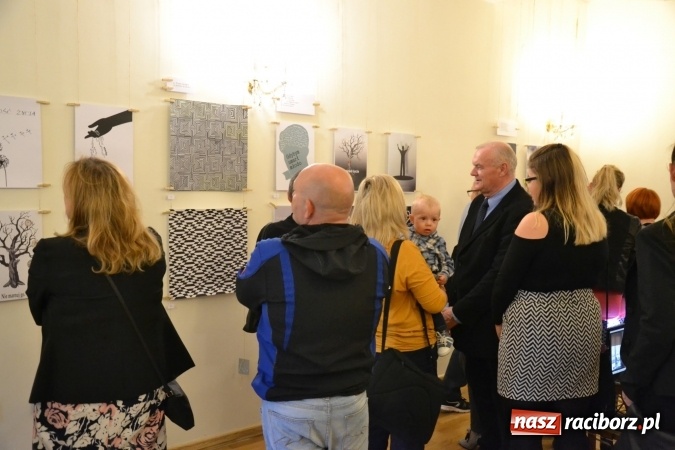 Zdjęcie w galerii na portalu naszraciborz.pl: Suszenie głowy - wernisaż wystawy prac uczni&oacute;w z CKZiU nr 1 w Raciborzu na Zamku Piastowskim wiadomości z regionu