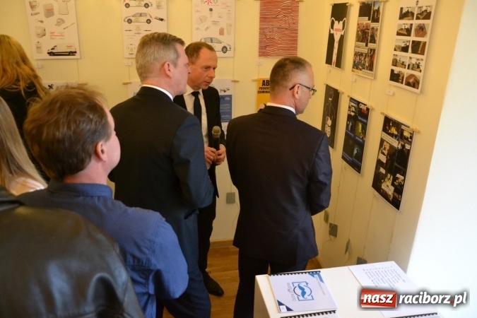 Zdjęcie w galerii na portalu naszraciborz.pl: Suszenie głowy - wernisaż wystawy prac uczni&oacute;w z CKZiU nr 1 w Raciborzu na Zamku Piastowskim wiadomości z regionu