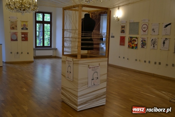Zdjęcie w galerii na portalu naszraciborz.pl: Suszenie głowy - wernisaż wystawy prac uczni&oacute;w z CKZiU nr 1 w Raciborzu na Zamku Piastowskim wiadomości z regionu