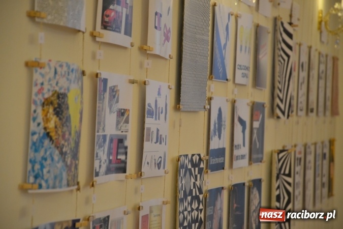 Zdjęcie w galerii na portalu naszraciborz.pl: Suszenie głowy - wernisaż wystawy prac uczni&oacute;w z CKZiU nr 1 w Raciborzu na Zamku Piastowskim wiadomości z regionu