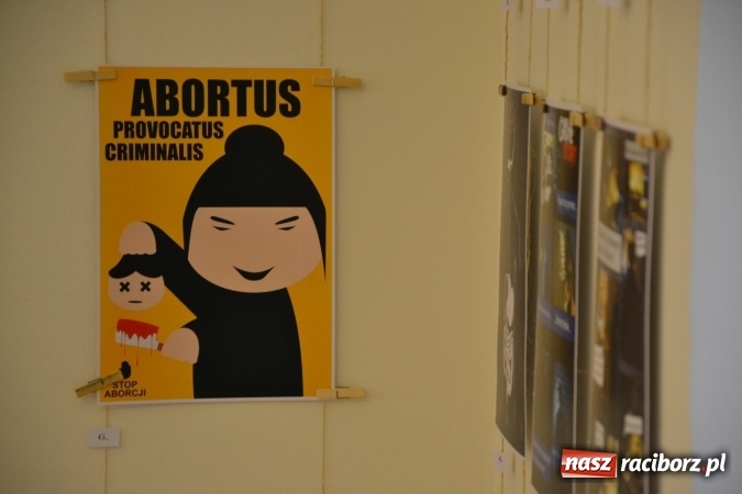 Zdjęcie w galerii na portalu naszraciborz.pl: Suszenie głowy - wernisaż wystawy prac uczni&oacute;w z CKZiU nr 1 w Raciborzu na Zamku Piastowskim wiadomości z regionu