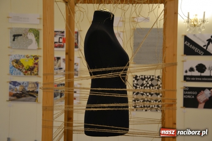 Zdjęcie w galerii na portalu naszraciborz.pl: Suszenie głowy - wernisaż wystawy prac uczni&oacute;w z CKZiU nr 1 w Raciborzu na Zamku Piastowskim wiadomości z regionu