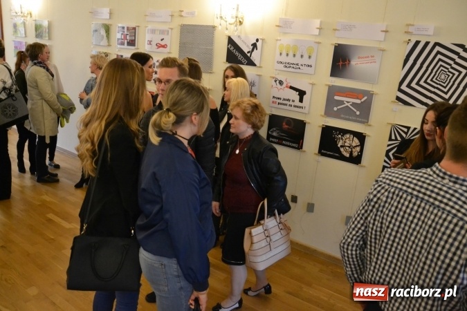 Zdjęcie w galerii na portalu naszraciborz.pl: Suszenie głowy - wernisaż wystawy prac uczni&oacute;w z CKZiU nr 1 w Raciborzu na Zamku Piastowskim wiadomości z regionu