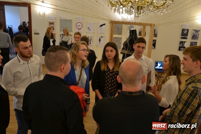Zdjęcie w galerii na portalu naszraciborz.pl: Suszenie głowy - wernisaż wystawy prac uczni&oacute;w z CKZiU nr 1 w Raciborzu na Zamku Piastowskim wiadomości z regionu