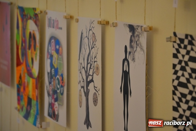 Zdjęcie w galerii na portalu naszraciborz.pl: Suszenie głowy - wernisaż wystawy prac uczni&oacute;w z CKZiU nr 1 w Raciborzu na Zamku Piastowskim wiadomości z regionu