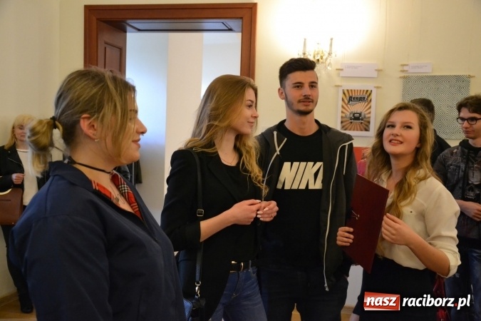 Zdjęcie w galerii na portalu naszraciborz.pl: Suszenie głowy - wernisaż wystawy prac uczni&oacute;w z CKZiU nr 1 w Raciborzu na Zamku Piastowskim wiadomości z regionu