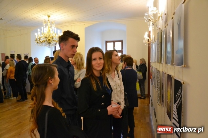 Zdjęcie w galerii na portalu naszraciborz.pl: Suszenie głowy - wernisaż wystawy prac uczni&oacute;w z CKZiU nr 1 w Raciborzu na Zamku Piastowskim wiadomości z regionu