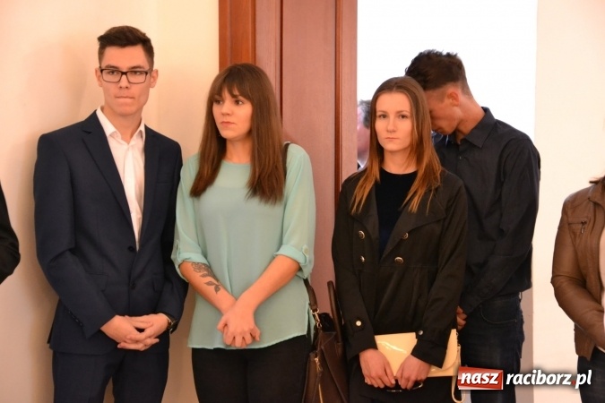 Zdjęcie w galerii na portalu naszraciborz.pl: Suszenie głowy - wernisaż wystawy prac uczni&oacute;w z CKZiU nr 1 w Raciborzu na Zamku Piastowskim wiadomości z regionu