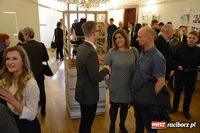 Zdjęcie w galerii na portalu naszraciborz.pl: Suszenie głowy - wernisaż wystawy prac uczni&oacute;w z CKZiU nr 1 w Raciborzu na Zamku Piastowskim wiadomości z regionu