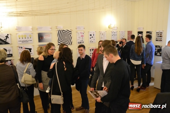 Zdjęcie w galerii na portalu naszraciborz.pl: Suszenie głowy - wernisaż wystawy prac uczni&oacute;w z CKZiU nr 1 w Raciborzu na Zamku Piastowskim wiadomości z regionu