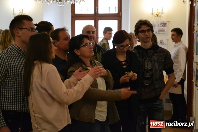 Zdjęcie w galerii na portalu naszraciborz.pl: Suszenie głowy - wernisaż wystawy prac uczni&oacute;w z CKZiU nr 1 w Raciborzu na Zamku Piastowskim wiadomości z regionu