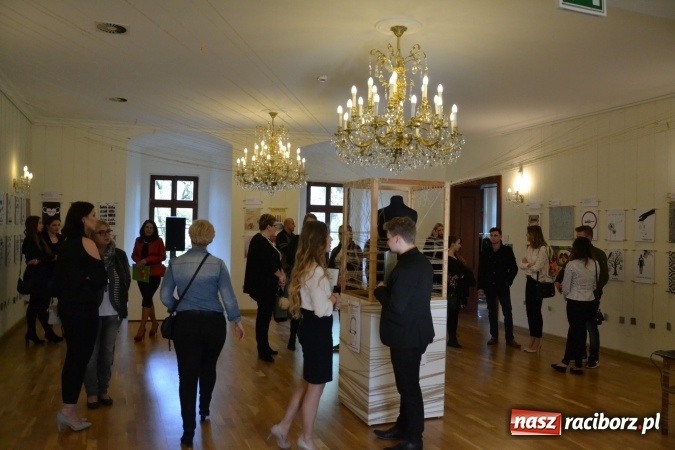 Zdjęcie w galerii na portalu naszraciborz.pl: Suszenie głowy - wernisaż wystawy prac uczni&oacute;w z CKZiU nr 1 w Raciborzu na Zamku Piastowskim wiadomości z regionu
