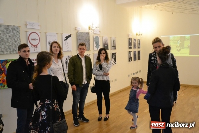 Zdjęcie w galerii na portalu naszraciborz.pl: Suszenie głowy - wernisaż wystawy prac uczni&oacute;w z CKZiU nr 1 w Raciborzu na Zamku Piastowskim wiadomości z regionu