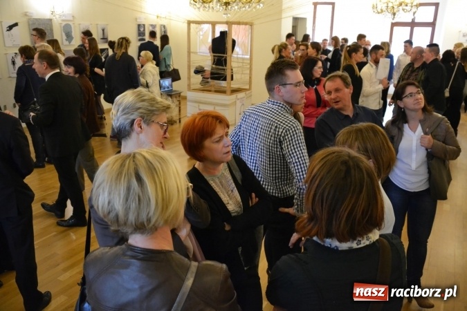 Zdjęcie w galerii na portalu naszraciborz.pl: Suszenie głowy - wernisaż wystawy prac uczni&oacute;w z CKZiU nr 1 w Raciborzu na Zamku Piastowskim wiadomości z regionu