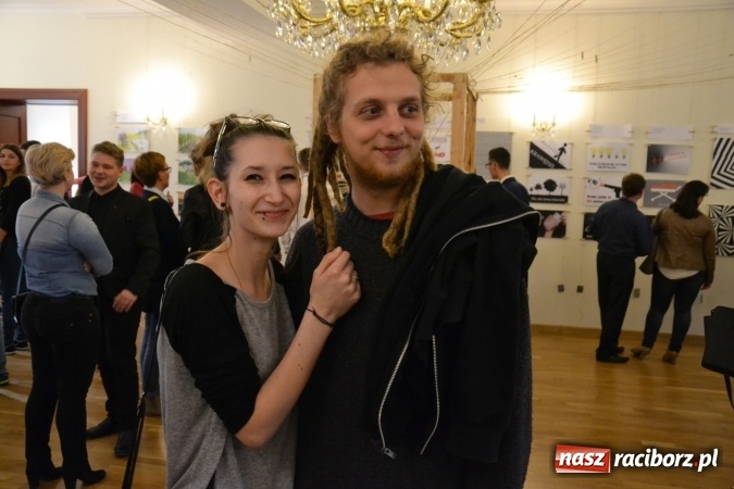 Zdjęcie w galerii na portalu naszraciborz.pl: Suszenie głowy - wernisaż wystawy prac uczni&oacute;w z CKZiU nr 1 w Raciborzu na Zamku Piastowskim wiadomości z regionu