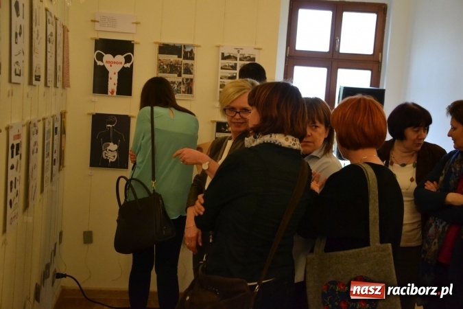 Zdjęcie w galerii na portalu naszraciborz.pl: Suszenie głowy - wernisaż wystawy prac uczni&oacute;w z CKZiU nr 1 w Raciborzu na Zamku Piastowskim wiadomości z regionu