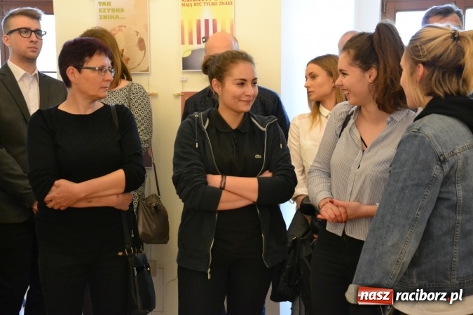 Zdjęcie w galerii na portalu naszraciborz.pl: Suszenie głowy - wernisaż wystawy prac uczni&oacute;w z CKZiU nr 1 w Raciborzu na Zamku Piastowskim wiadomości z regionu