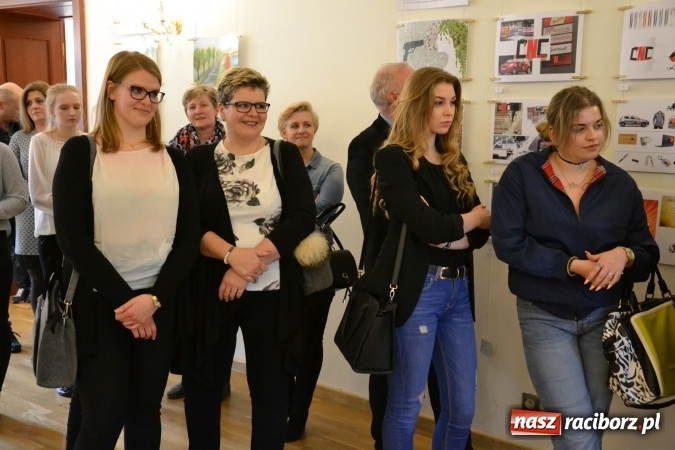 Zdjęcie w galerii na portalu naszraciborz.pl: Suszenie głowy - wernisaż wystawy prac uczni&oacute;w z CKZiU nr 1 w Raciborzu na Zamku Piastowskim wiadomości z regionu
