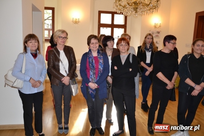 Zdjęcie w galerii na portalu naszraciborz.pl: Suszenie głowy - wernisaż wystawy prac uczni&oacute;w z CKZiU nr 1 w Raciborzu na Zamku Piastowskim wiadomości z regionu