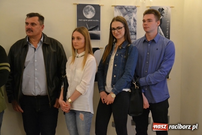 Zdjęcie w galerii na portalu naszraciborz.pl: Suszenie głowy - wernisaż wystawy prac uczni&oacute;w z CKZiU nr 1 w Raciborzu na Zamku Piastowskim wiadomości z regionu